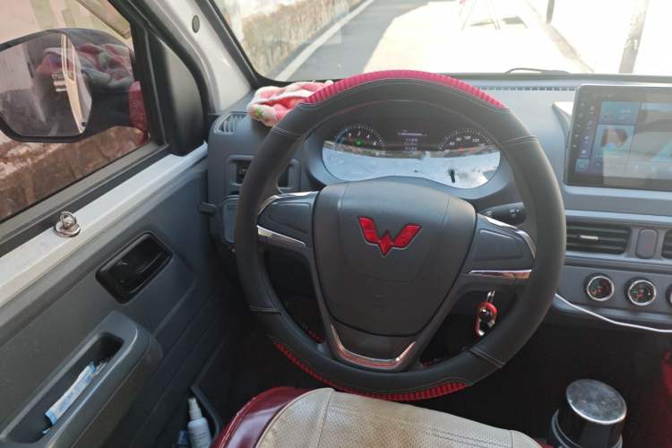 Used Wuling Yangguang 2024 300km Comfort-Grade Passenger Van 60kW Steering Wheel