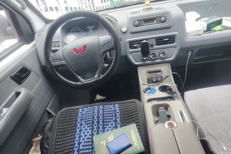 Used Wuling Yangguang 2024 300KM Comfort Version Passenger Van 75kW Steering Wheel