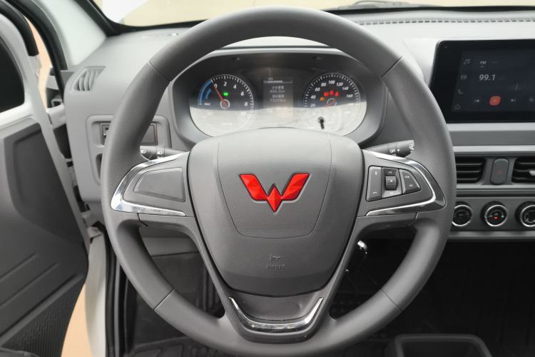 Used Wuling Yangguang 2024 300km Comfort Version with Sealed Windows 60kW Steering Wheel