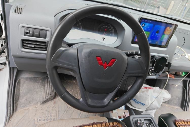 Used Wuling Yangguang 2024 300km Range Practical Window-Sealed Version 60kW Steering Wheel
