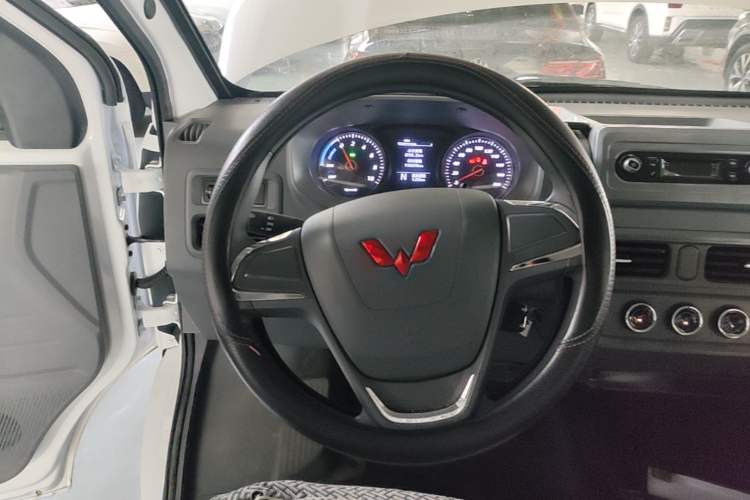 Used Wuling Yangguang 2024 300KM Comfort Version Passenger Van 75kW Steering Wheel