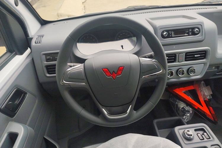 Used Wuling Yangguang 2024 300KM Comfort Version Passenger Van 75kW Steering Wheel