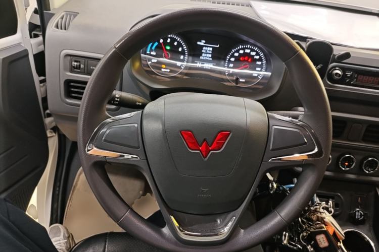 Used Wuling Yangguang 2024 300km Comfort-Grade Passenger Van 60kW Steering Wheel