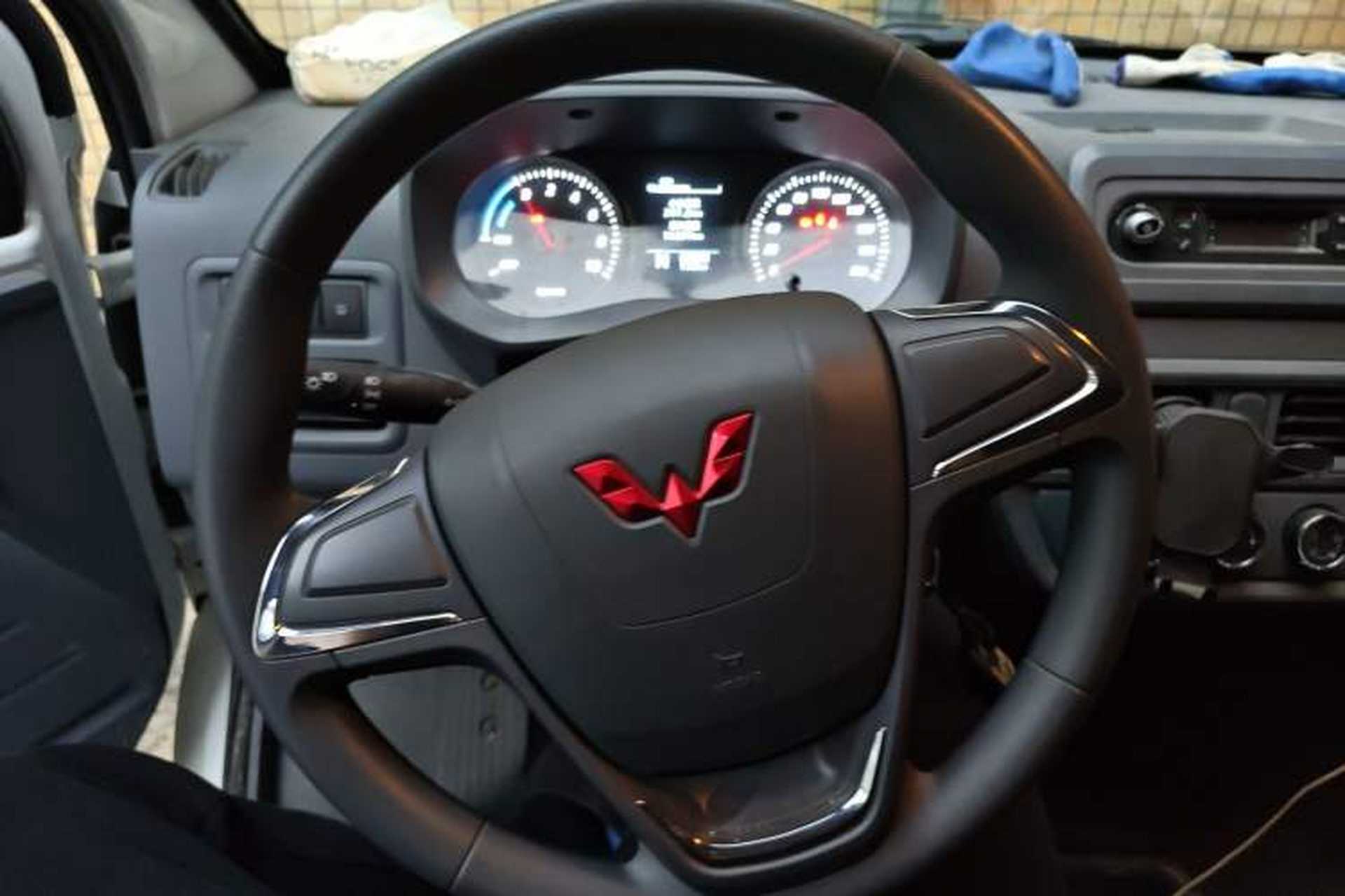 Used Wuling Yangguang 2024 300KM Comfort Version Passenger Van 75kW Steering Wheel