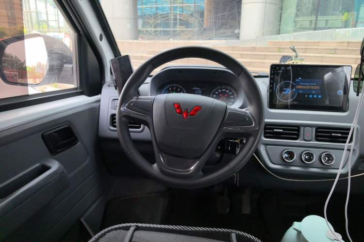 Used Wuling Yangguang 2024 300KM Comfort Version Passenger Van 75kW Steering Wheel