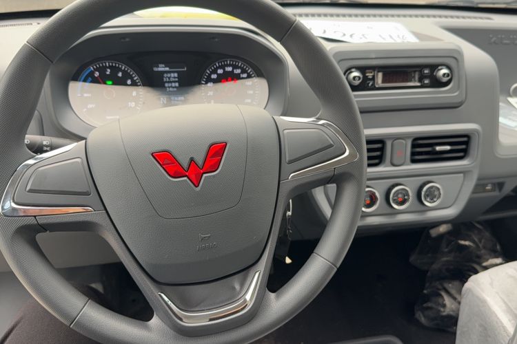 Used Wuling Yangguang 2024 300KM Comfort Version Passenger Van 75kW Steering Wheel