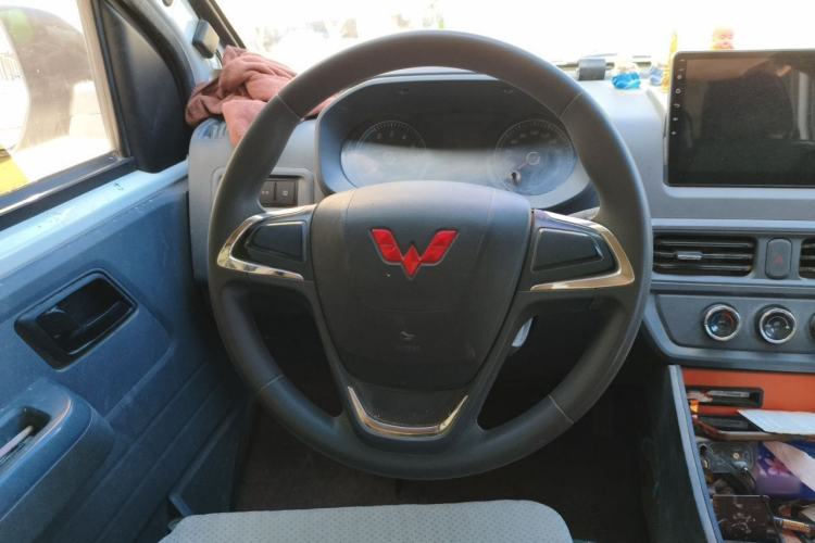 Used Wuling Yangguang 2024 300km Comfort-Grade Passenger Van 60kW Steering Wheel