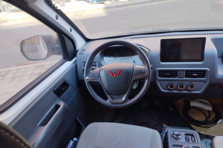 Used Wuling Yangguang 2024 300KM Comfort Version Passenger Van 75kW Steering Wheel