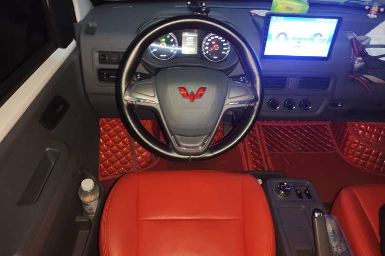 Used Wuling Yangguang 2024 300KM Comfort Version Passenger Van 75kW Steering Wheel