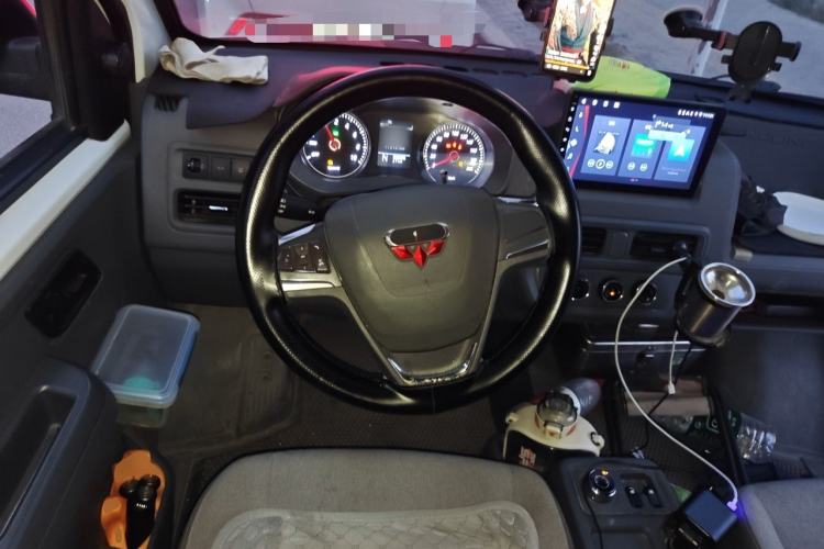 Used Wuling Yangguang 2024 300KM Comfort Version Passenger Van 75kW Steering Wheel