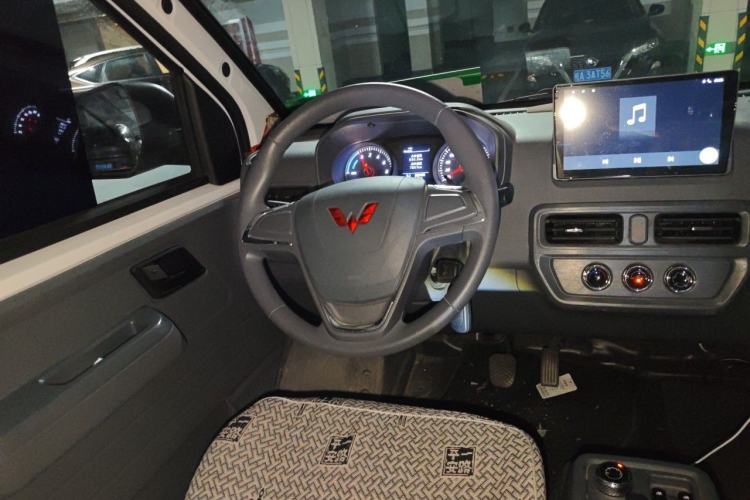 Used Wuling Yangguang 2024 300KM Comfort Version Passenger Van 75kW Steering Wheel