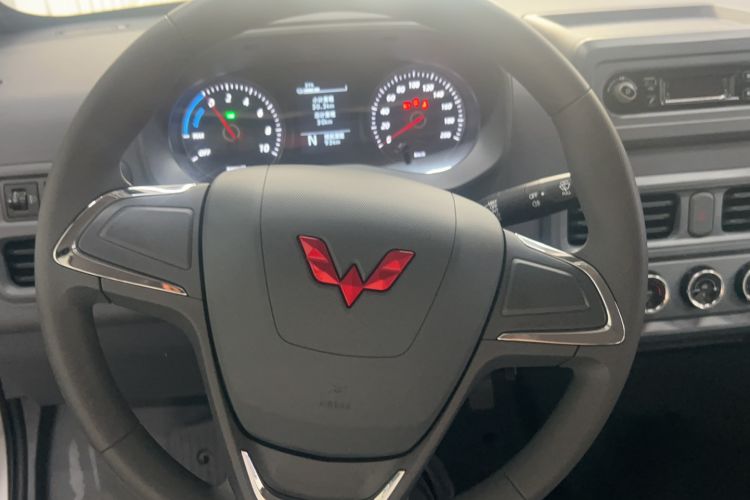 Used Wuling Yangguang 2024 300KM Comfort Version Passenger Van 75kW Steering Wheel