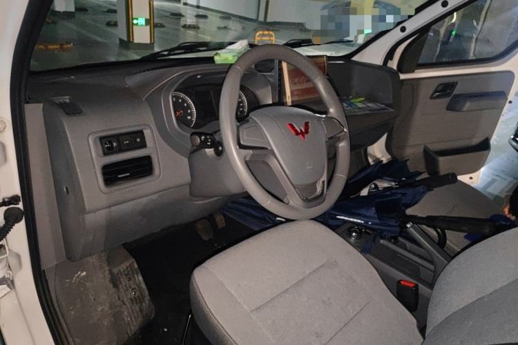 Used Wuling Yangguang 2024 300KM Comfort Version Passenger Van 75kW Steering Wheel