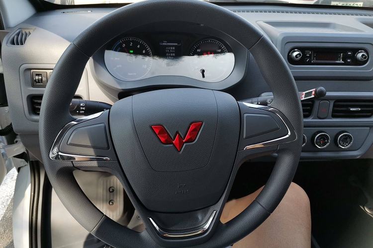 Used Wuling Yangguang 2024 300KM Comfort Version Passenger Van 75kW Steering Wheel