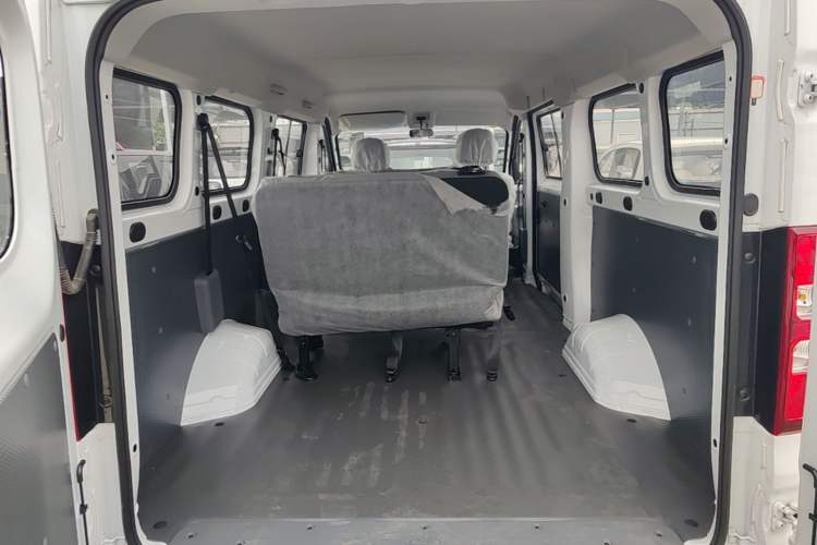 Used Wuling Yangguang 2024 300KM Comfort Version Passenger Van 75kW Trunk