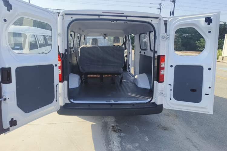 Used Wuling Yangguang 2024 300KM Comfort Version Passenger Van 75kW Trunk