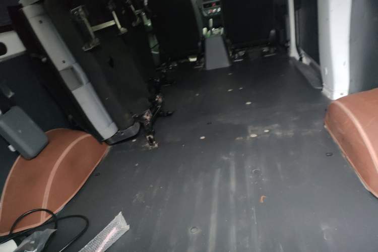 Used Wuling Yangguang 2024 300km Comfort-Grade Passenger Van 60kW Trunk