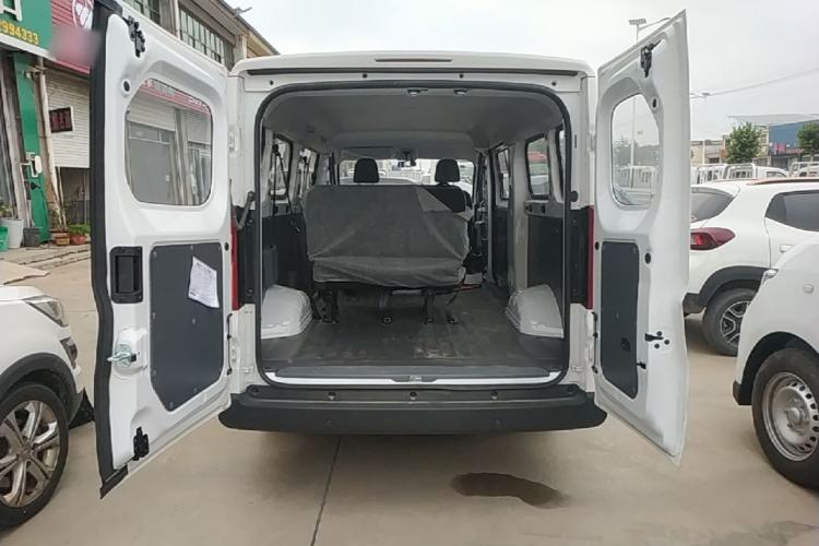 Used Wuling Yangguang 2024 300KM Comfort Version Passenger Van 75kW Trunk