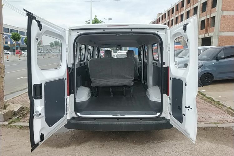 Used Wuling Yangguang 2024 300KM Comfort Version Passenger Van 75kW Trunk