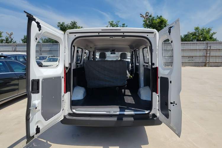 Used Wuling Yangguang 2024 300KM Comfort Version Passenger Van 75kW Trunk