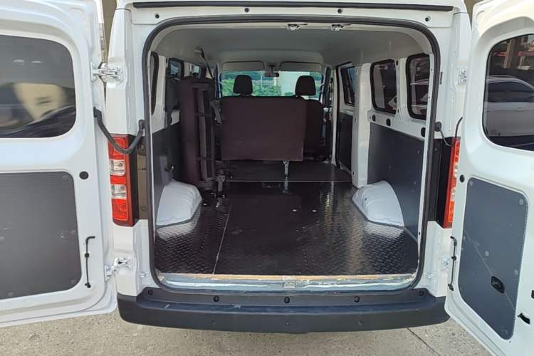 Used Wuling Yangguang 2024 300KM Comfort Version Passenger Van 75kW Trunk