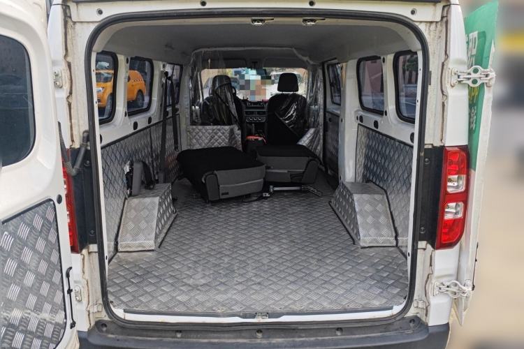 Used Wuling Yangguang 2024 300km Comfort-Grade Passenger Van 60kW Trunk