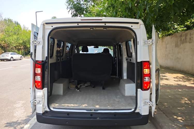 Used Wuling Yangguang 2024 300KM Comfort Version Passenger Van 75kW Trunk