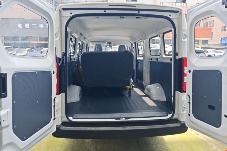 Used Wuling Yangguang 2024 300KM Comfort Version Passenger Van 75kW Trunk
