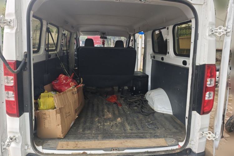 Used Wuling Yangguang 2024 300km Comfort-Grade Passenger Van 60kW Trunk