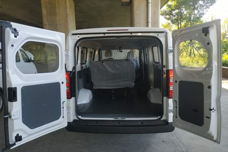 Used Wuling Yangguang 2024 300KM Comfort Version Passenger Van 75kW Trunk