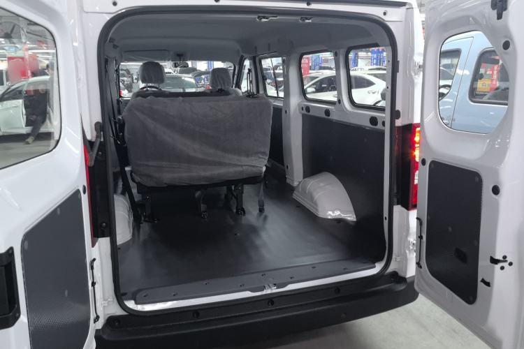 Used Wuling Yangguang 2024 300KM Comfort Version Passenger Van 75kW Trunk
