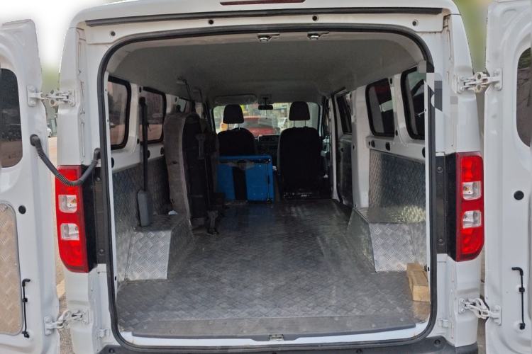 Used Wuling Yangguang 2024 300KM Comfort Version Passenger Van 75kW Trunk