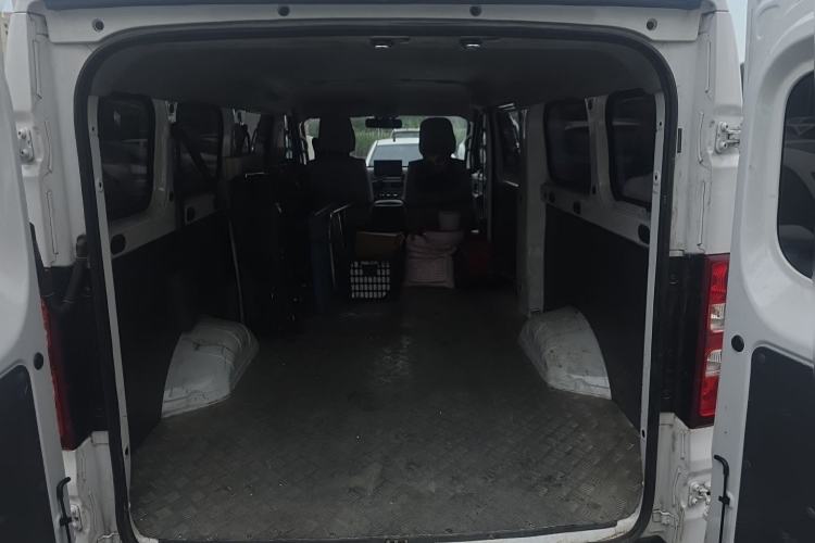 Used Wuling Yangguang 2024 300KM Comfort Version Passenger Van 75kW Trunk