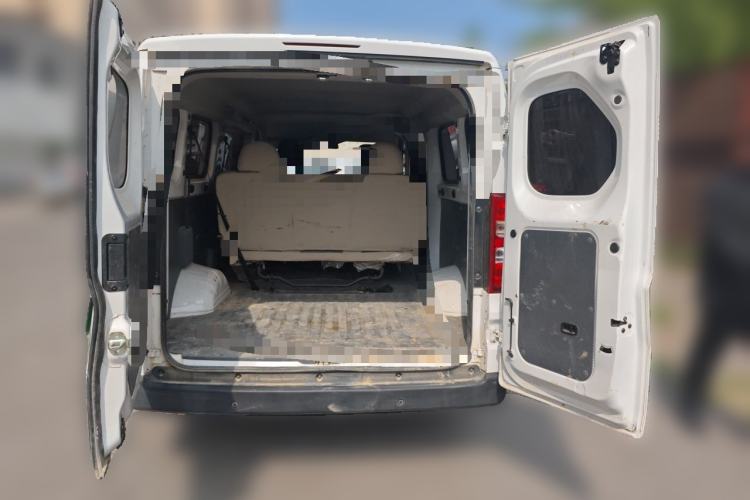 Used Wuling Yangguang 2024 300km Comfort-Grade Passenger Van 60kW Trunk