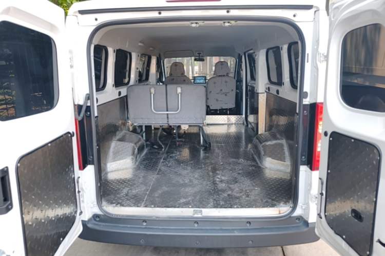 Used Wuling Yangguang 2024 300KM Comfort Version Passenger Van 75kW Trunk