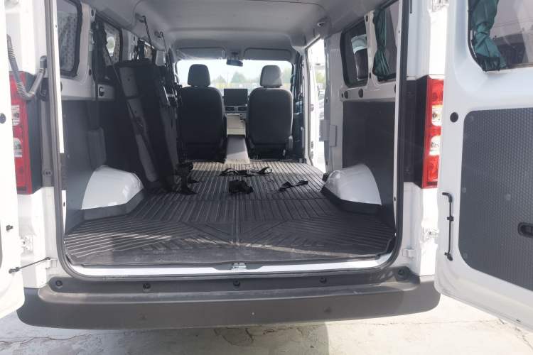 Used Wuling Yangguang 2024 300KM Comfort Version Passenger Van 75kW Trunk