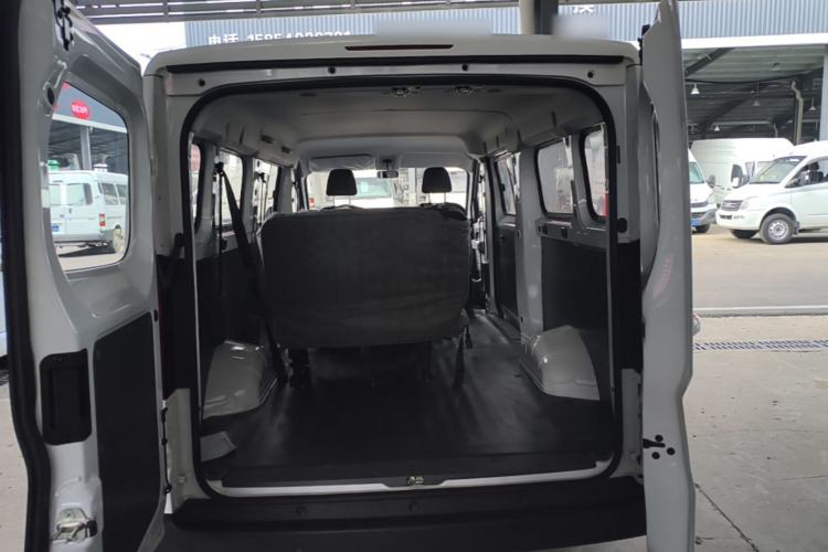 Used Wuling Yangguang 2024 300KM Comfort Version Passenger Van 75kW Trunk