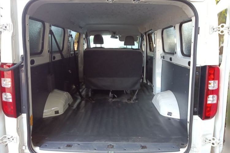 Used Wuling Yangguang 2024 300km Comfort-Grade Passenger Van 60kW Trunk