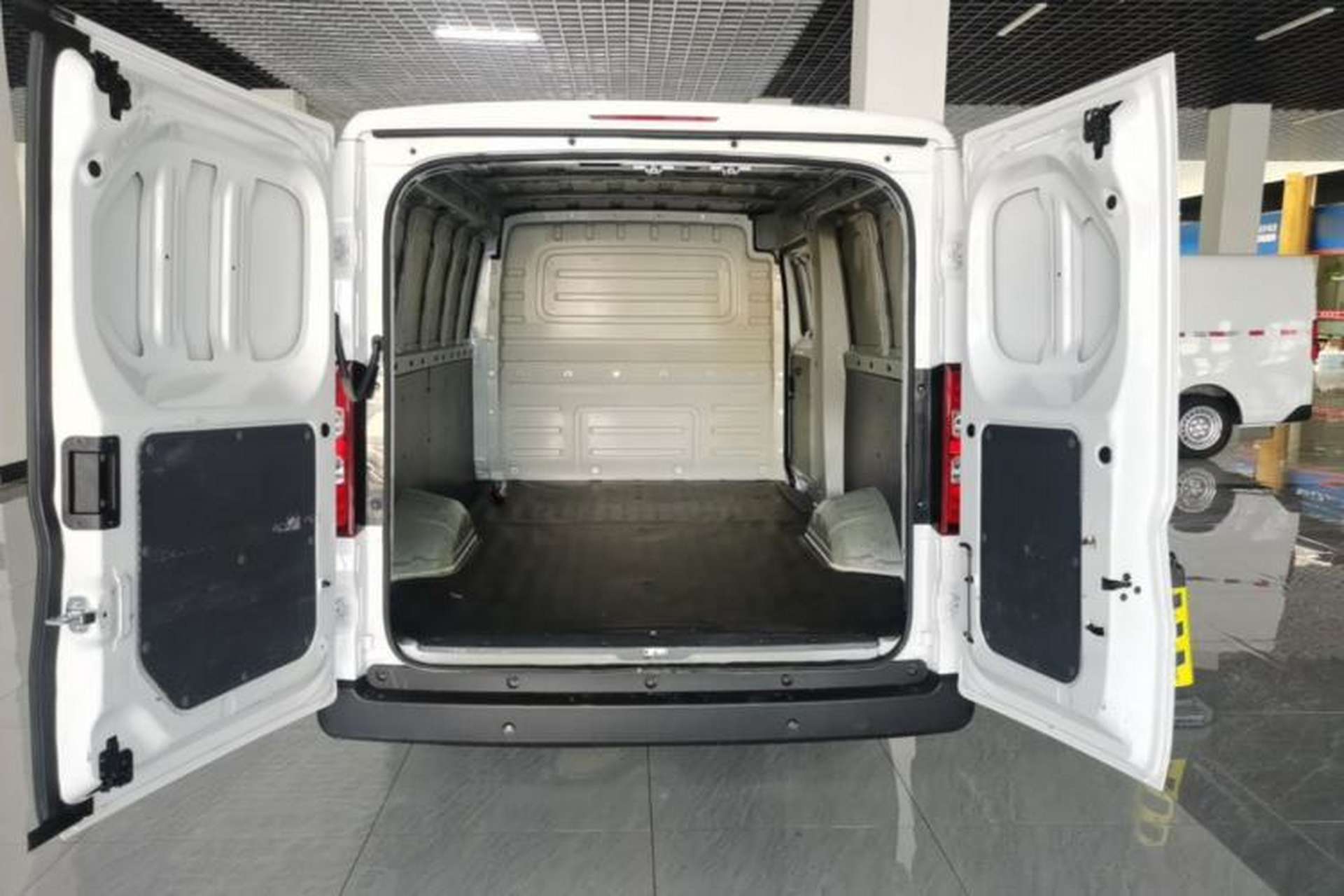 Used Wuling Yangguang 2024 300km Comfort Version with Sealed Windows 60kW Trunk