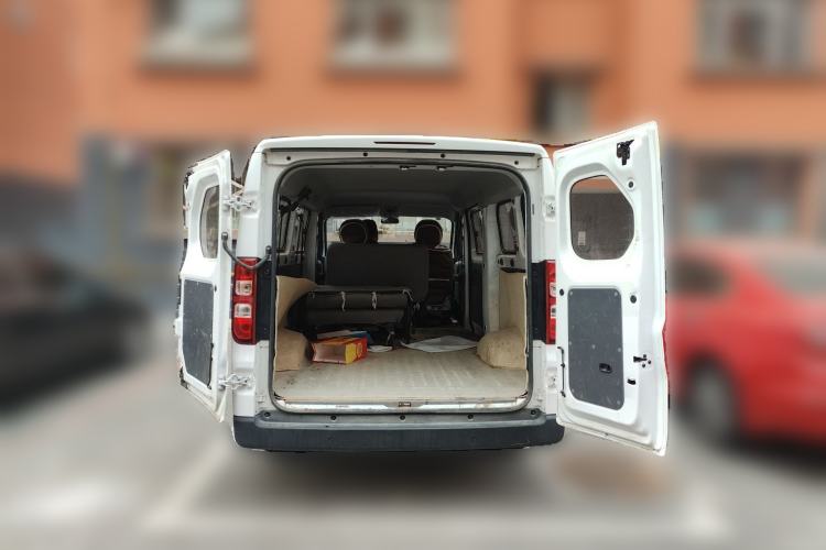Used Wuling Yangguang 2024 300km Comfort-Grade Passenger Van 60kW Trunk