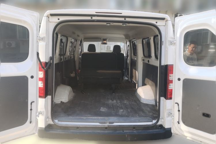 Used Wuling Yangguang 2024 300KM Comfort Version Passenger Van 75kW Trunk