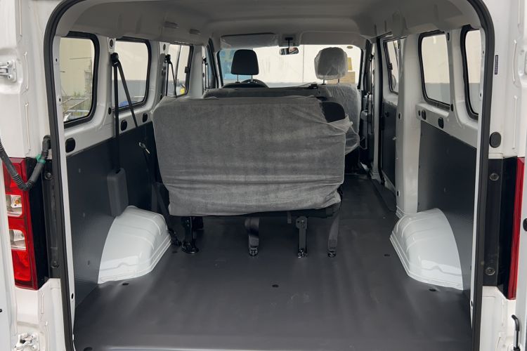 Used Wuling Yangguang 2024 300KM Comfort Version Passenger Van 75kW Trunk