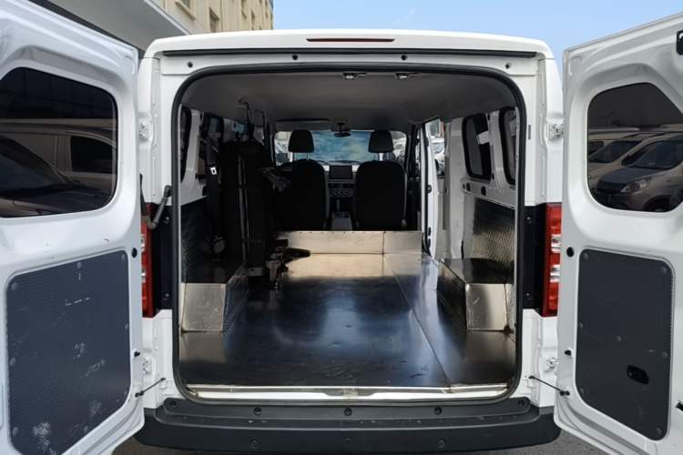 Used Wuling Yangguang 2024 300KM Comfort Version Passenger Van 75kW Trunk