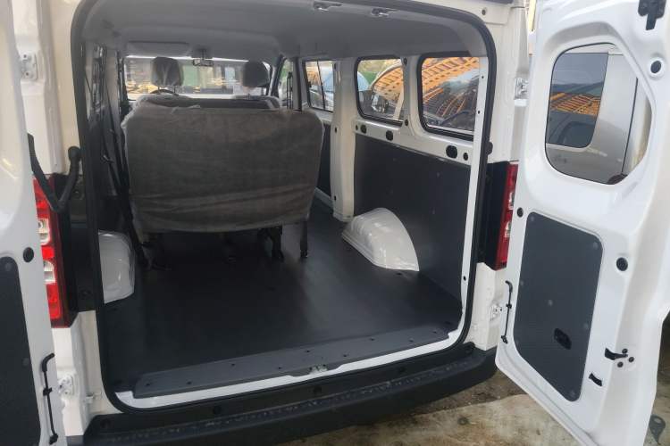 Used Wuling Yangguang 2024 300KM Comfort Version Passenger Van 75kW Trunk