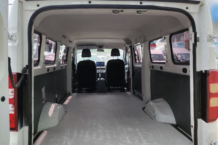 Used Wuling Yangguang 2024 300km Comfort-Grade Passenger Van 60kW Trunk