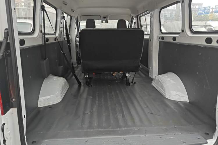 Used Wuling Yangguang 2024 300KM Comfort Version Passenger Van 75kW Trunk