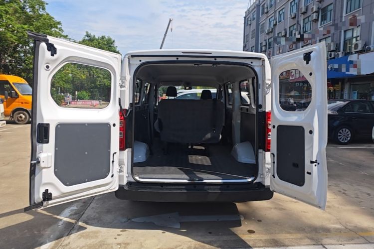 Used Wuling Yangguang 2024 300KM Comfort Version Passenger Van 75kW Trunk