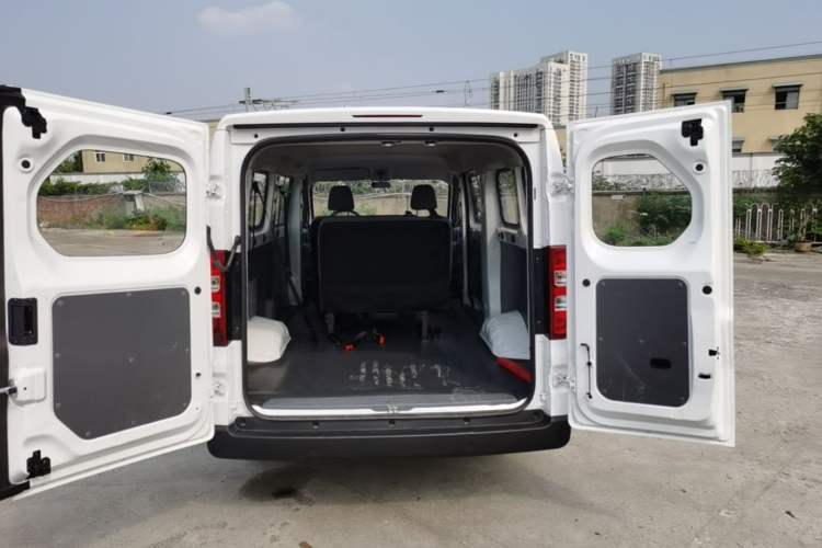 Used Wuling Yangguang 2024 300KM Comfort Version Passenger Van 75kW Trunk
