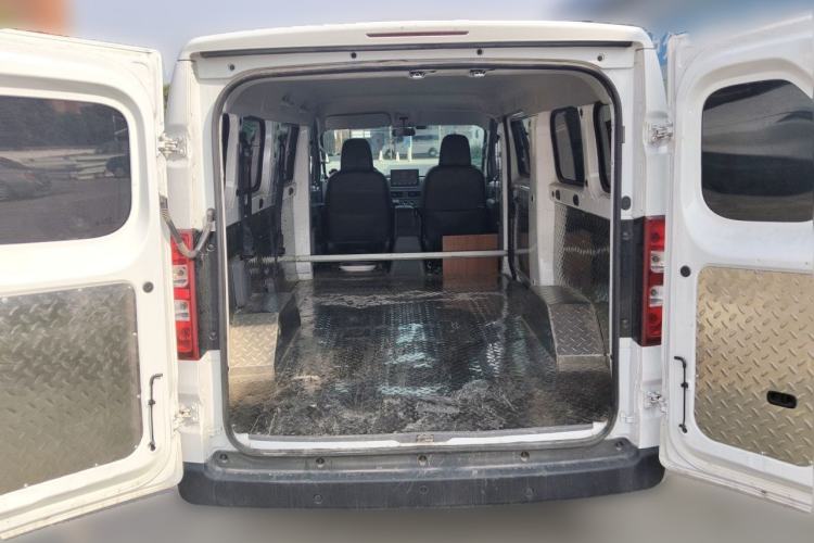Used Wuling Yangguang 2024 300km Comfort-Grade Passenger Van 60kW Trunk