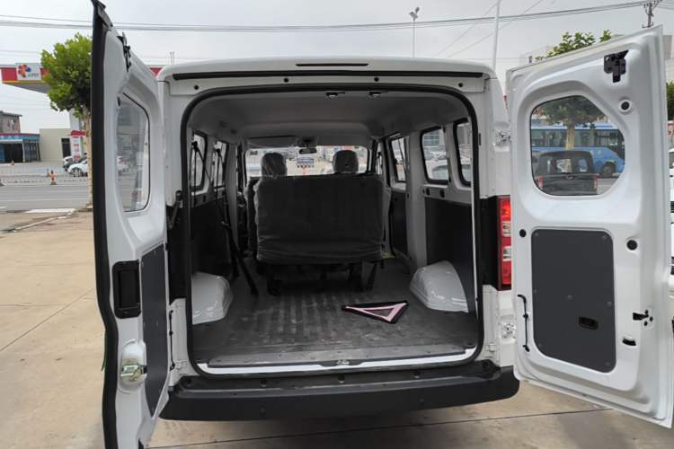 Used Wuling Yangguang 2024 300KM Comfort Version Passenger Van 75kW Trunk